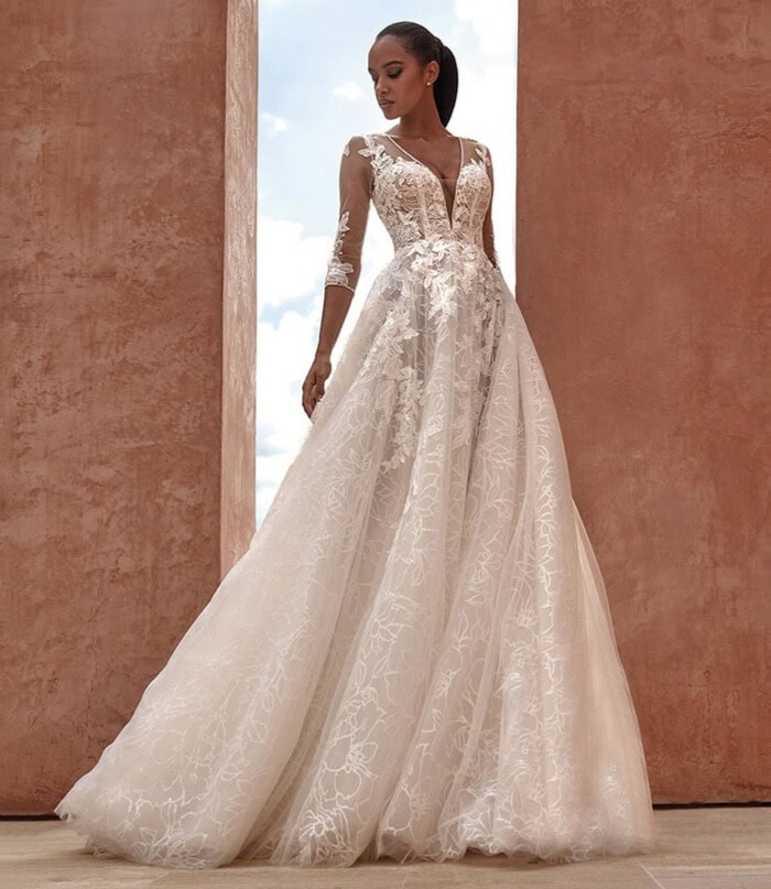 Flaminia face Pronovias robe de mariée princesse dentelle top décolleté V manches tulle applications dentelle 3:4 magasin de robes de mariée Paris