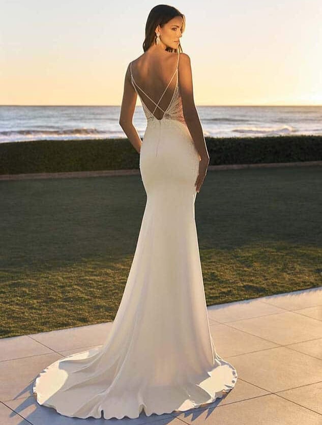Iris dos Pronovias robe de mariée sirène dentelle crêpe top décolleté V profond bretelles fines traîne glamour sexy moulante magasin de robes de mariée paris