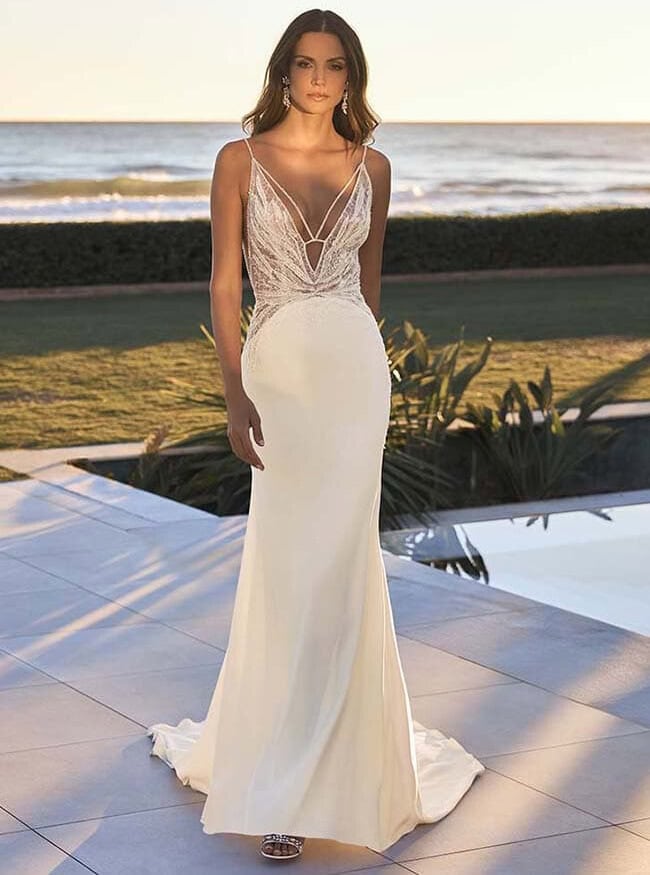 Iris face Pronovias robe de mariée sirène dentelle crêpe top décolleté V profond bretelles fines traîne glamour sexy moulante magasin de robes de mariée paris