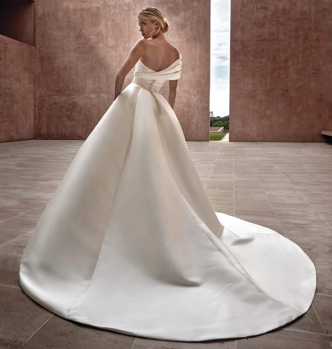 Luise dos Justin Alexander robe de mariée princesse bustier perlé coeur manches asymétrique satin drapé jupe à plis satin traîne magasin de robes de mariée Paris