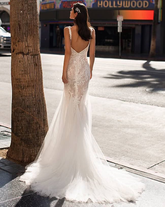 Mansfield dos Pronovias robe de mariée sirène dentelle fine top décolleté V bretelles fines traîne tulle fluide magasin de robes de mariée Paris Annecy