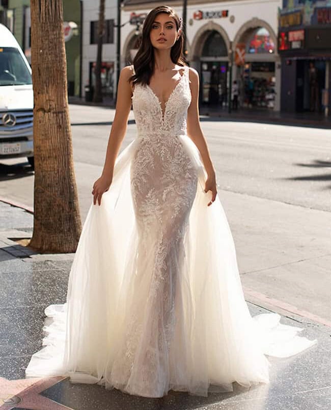 Mansfield face Pronovias robe de mariée sirène dentelle fine top décolleté V bretelles fines traîne tulle fluide magasin de robes de mariée Paris Annecy