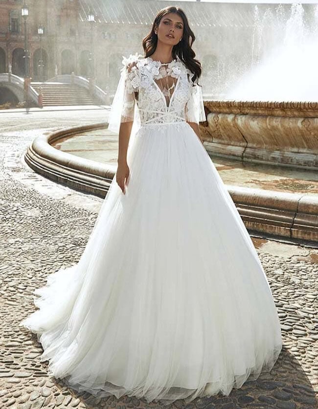 Marisol face Pronovias robe de mariée princesse top dentelle décolleté V découpes taille jupe tulle plat traîne magasin de robes de mariée Nogent-sur-marne