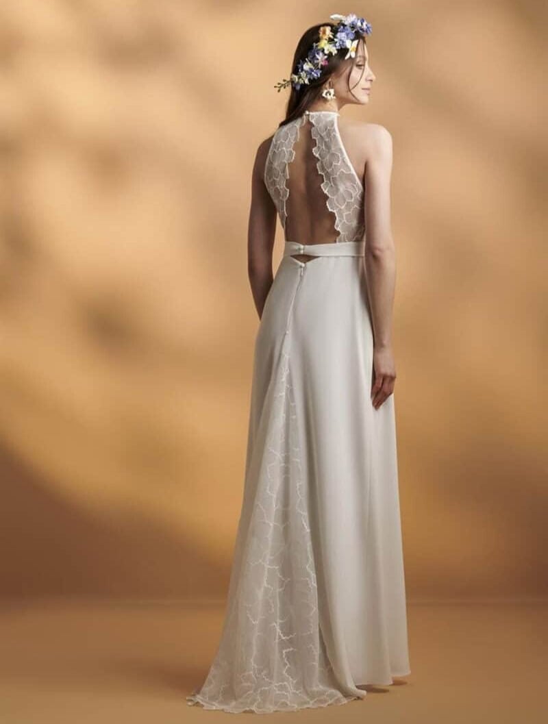 Nais dos Rembo atelier robe de mariée fluide encolure americaine ceinture drapée jupe fluide fendue quille dentelle dos magasin de robes de mariée Paris