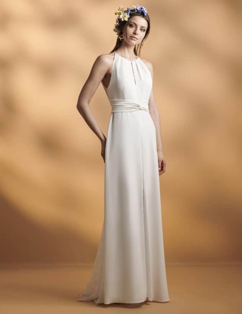 Nais face Rembo atelier robe de mariée fluide encolure americaine ceinture drapée jupe fluide fendue quille dentelle dos magasin de robes de mariée Paris