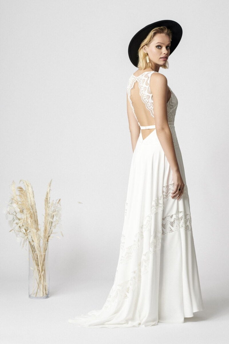 Number one dos Rembo atelier robe de mariée fluide boheme gipsy folk dos goutte avec dentelle jupe fluide ceinture fine magasin de robes de mariée Paris