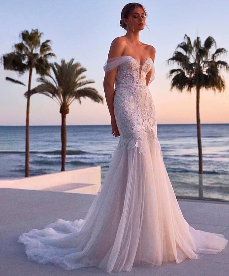 Ophelia face Pronovias robe de mariée sirène fourreau top bustier coeur manchettes drapée tulle jupe tulle plat traîne sexy glamour ajusté moulante magasin de robes de mariée Annecy