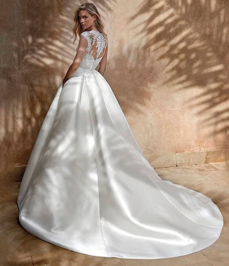 Rodna dos Pronovias robe de mariée princesse satin top dentelle décolleté V ceinture large jupe plis traîne magasin de robes de mariée Annecy