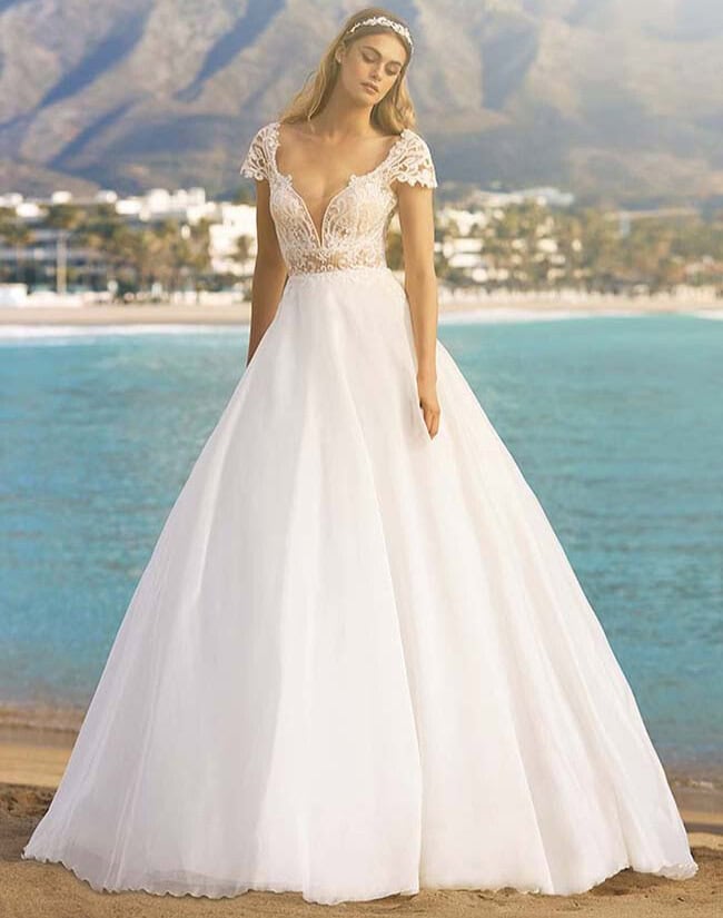 Saturn face Pronovias robe de mariée princesse top dentelle décolleté V manches courtrs dentelle jupe organza magasin de robes de mariée Nogent-sur-Marne