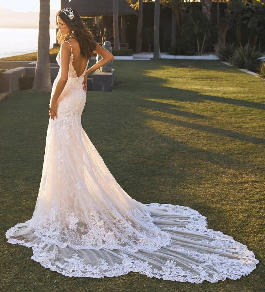 Shani dos Pronovias robe de mariée sirène fluide top bretelles décolleté V traîne festonnée dentelle manches bouffantes tulle amovibles magasin de robes de mariée Annecy