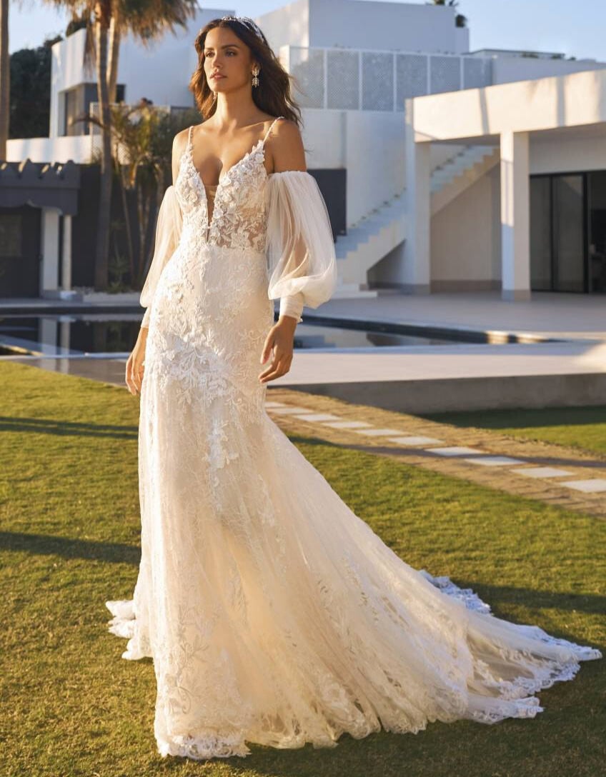 Shani face Pronovias robe de mariée sirène fluide top bretelles décolleté V traîne festonnée dentelle manches bouffantes tulle amovibles magasin de robes de mariée Annecy