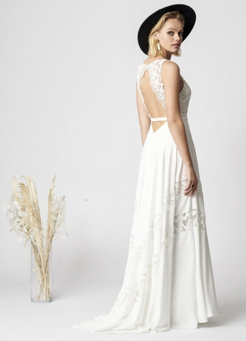 Number-one-dos-Rembo-atelier-robe-de-mariee-fluide-boheme-gipsy-folk-dos-goutte-avec-dentelle-jupe-fluide-ceinture-fine-magasin-de-robes-de-mariee-Paris