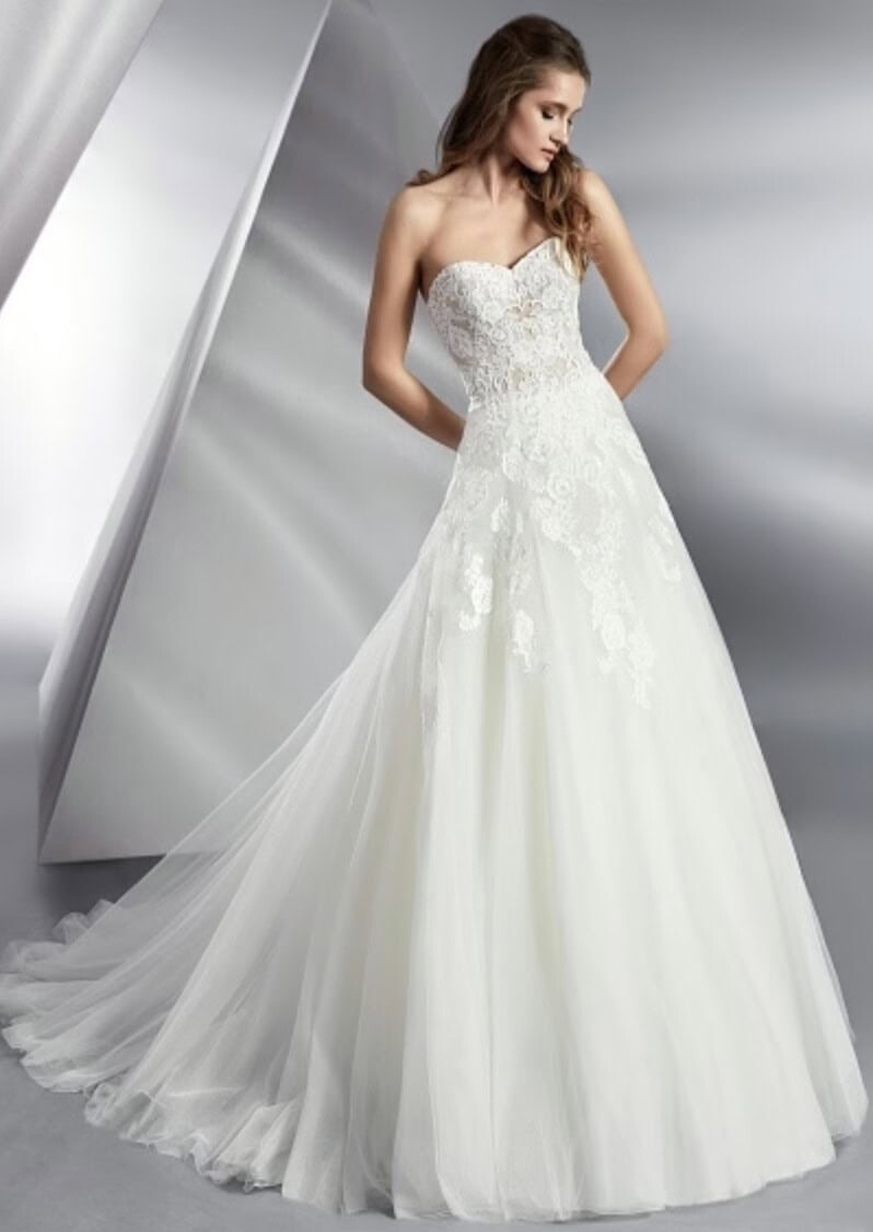 Beluga face Modeca robe de mariée princesse bustier tulle dentelle traîne magasin de robes de mariée Nogent sur Marne