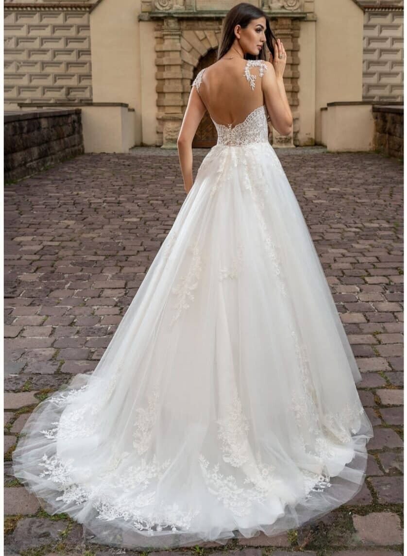 Tereza dos MS Moda robe de mariée princesse top dentelle bustier coeur bretelles dentelle jupe tulle plat applications de dentelle traîne magasin de robes de mariée Annecy