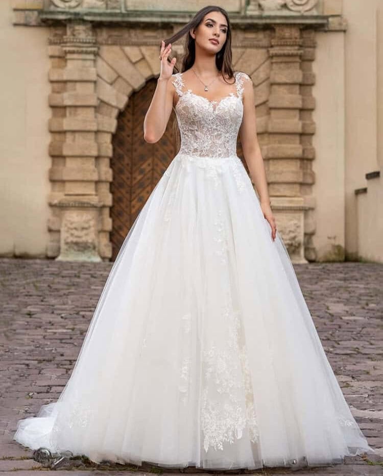 Tereza face MS Moda robe de mariée princesse top dentelle bustier coeur bretelles dentelle jupe tulle plat applications de dentelle traîne magasin de robes de mariée Annecy