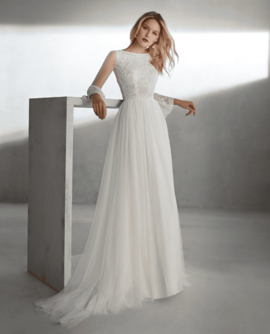 Baltico face Valerio Luna robe de mariée A-line trapèze top décolleté bateau en dentelle manches longues évasées tulle festonné dentelle jupe tulle traîne magasin de robes de mariée Paris
