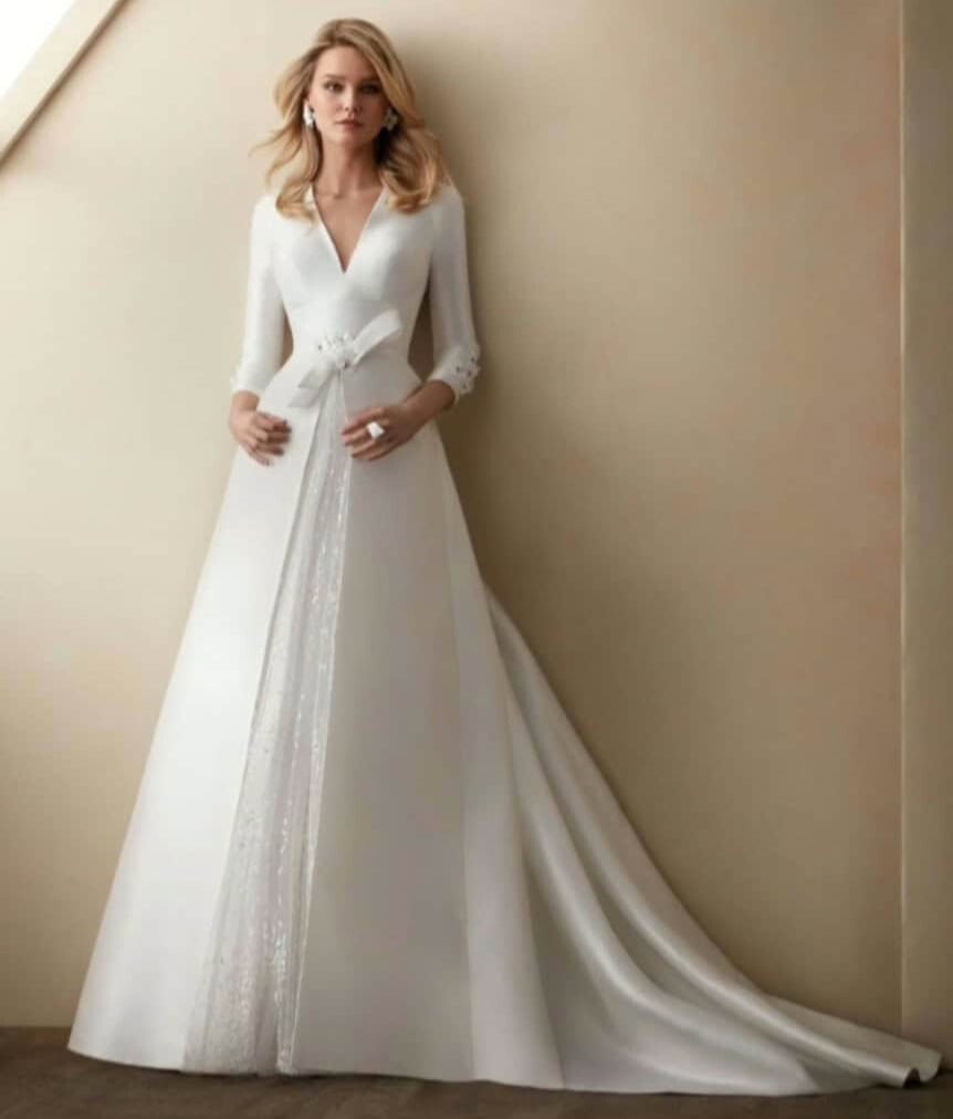 Carola face Manu Garcia robe de mariée princesse A-line trapèze mikado dentelle décolleté V manches 3:4 traîne boutique de robes de mariée Paris Annecy