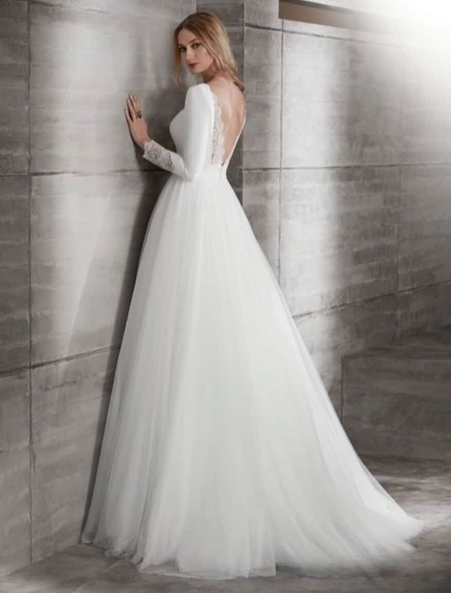 Nadia dos Manu Garcia robe de mariée princesse top décolleté bateau manches longues crêpe et dentelle jupe tulle traîne magasin de robes de mariée Paris