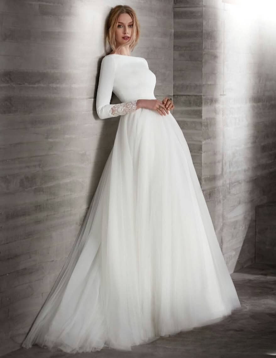 Nadia face Manu Garcia robe de mariée princesse top décolleté bateau manches longues crêpe et dentelle jupe tulle traîne magasin de robes de mariée Paris