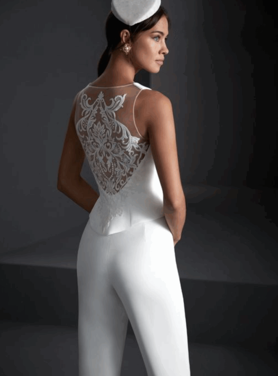 Osaka dos Manu Garcia tailleur trois pièces pantalon droit gilet transparence de dentelle veste magasin de tenues de mariage Paris