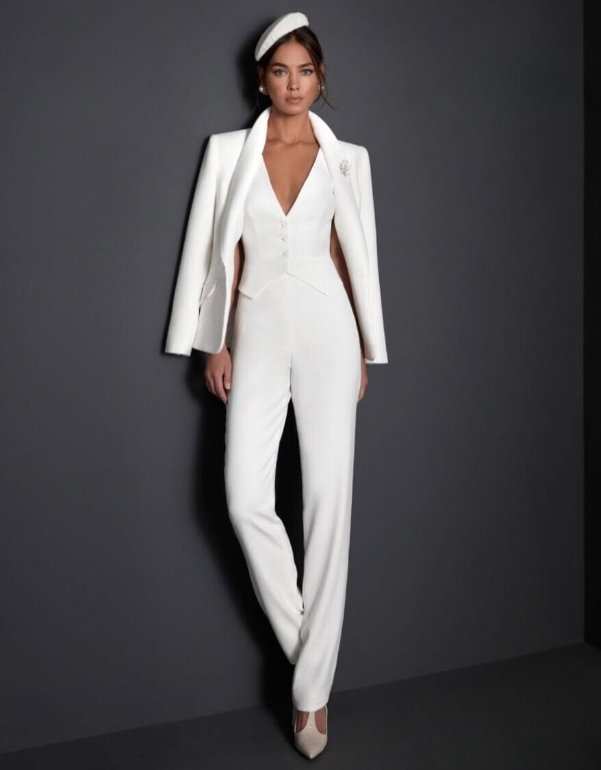 Osaka face Manu Garcia tailleur trois pièces pantalon droit gilet transparence de dentelle veste magasin de tenues de mariage Paris