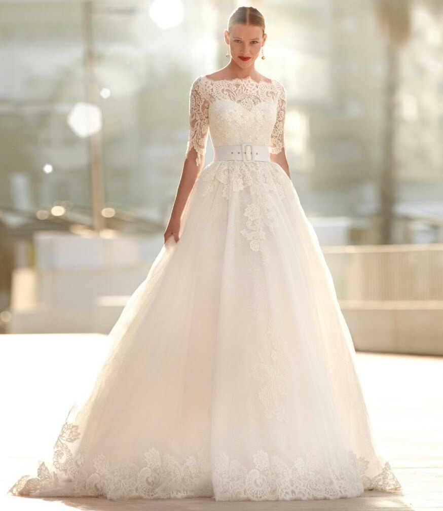 Rusia face Manu Garcia robe de mariée princesse tulle dentelle top transparence de dentelle top dentelle manches coudes ceinture taille traîne magasin de robes de mariée Paris