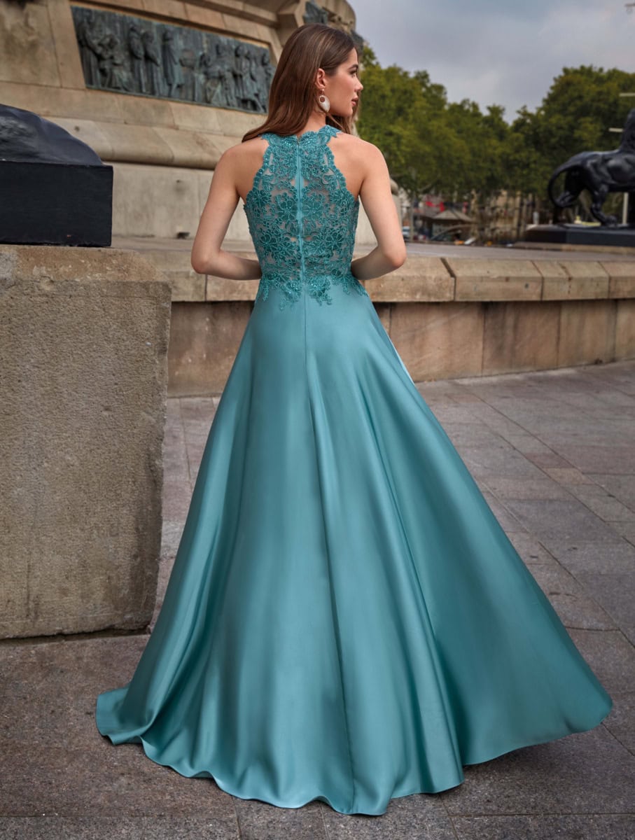 Robe de soirée longue en satin turquoise avec bustier en dentelle, idéale pour événements formels et soirées chics. Conçue pour un look sophistiqué et glamour.