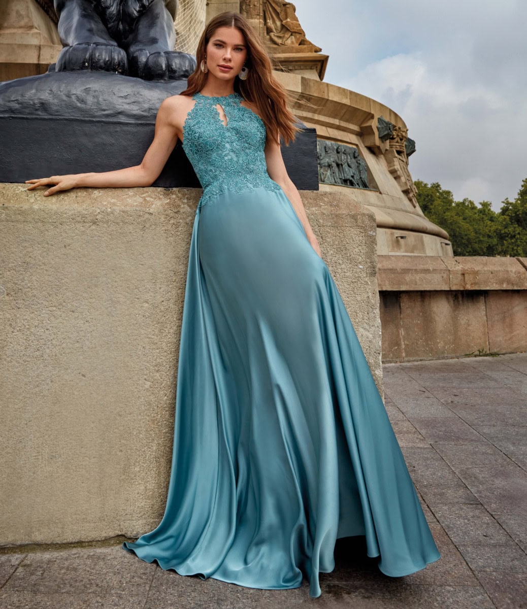 Balade en robe de soirée en satin bleu avec détails en dentelle.