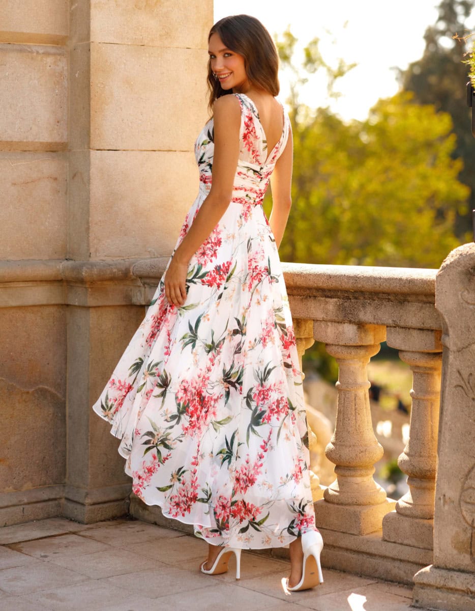 Vêtement floral élégant pour femme, parfait pour l'été ou une occasion spéciale, mettant en valeur la silhouette avec un design fluide et des motifs floraux colorés.