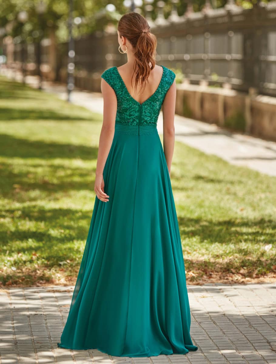 Robe longue turquoise avec détails en dentelle sur le haut, idéale pour occasions formelles ou soirées chics. Conçue pour mettre en valeur la silhouette avec confort et style.