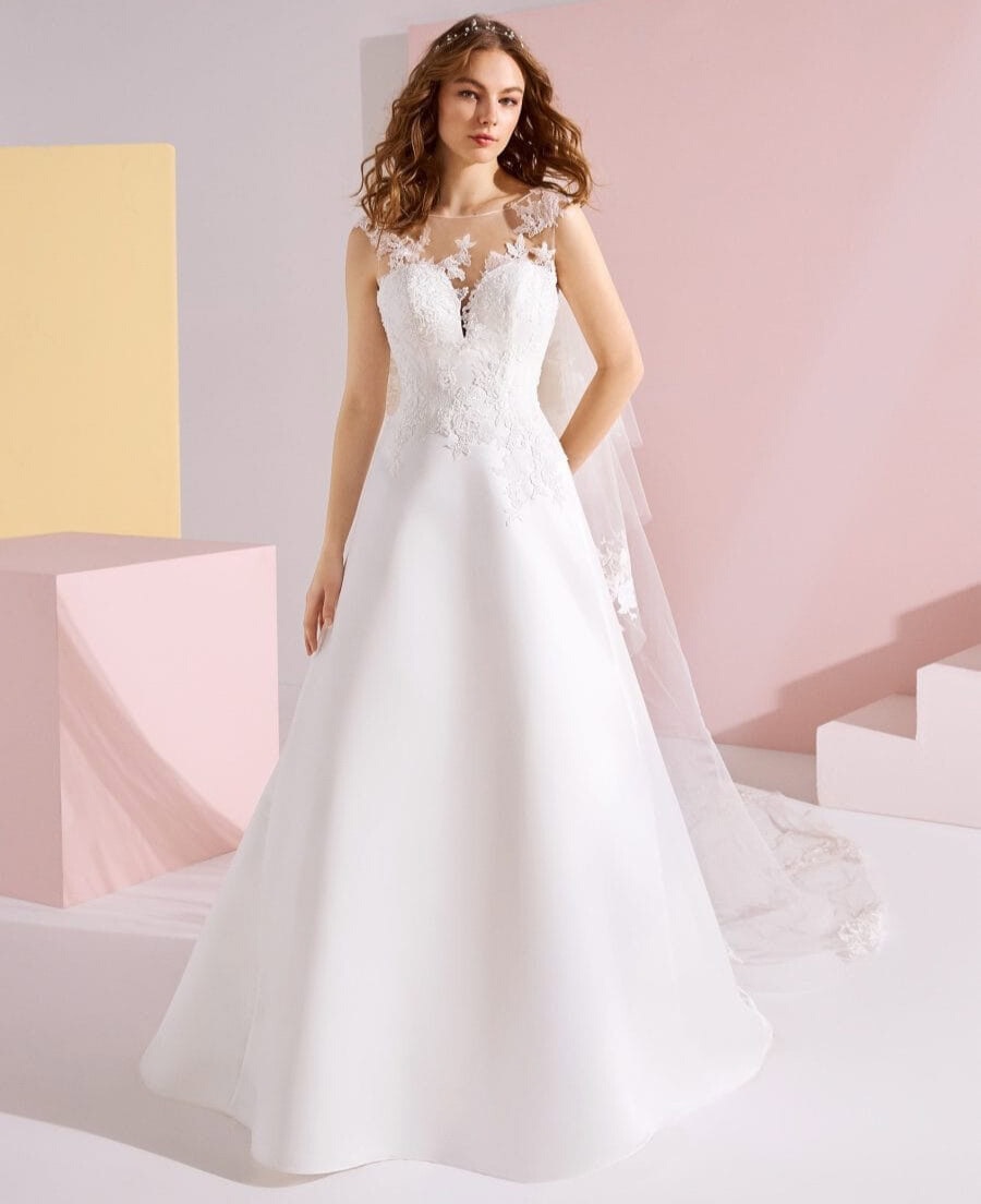 Tatyana face White One robe de mariée A-line trapèze bustier coeur tulle transparence de dentelle applications de dentelle boutique de robes de mariée Annecy