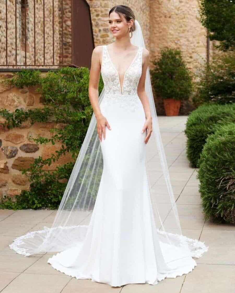 sapphire face Bianco Evento robe de mariée sirène top dentelle décolleté V jupe crêpe traîne magasin de robes de mariée Nogent sur Marne Annecy