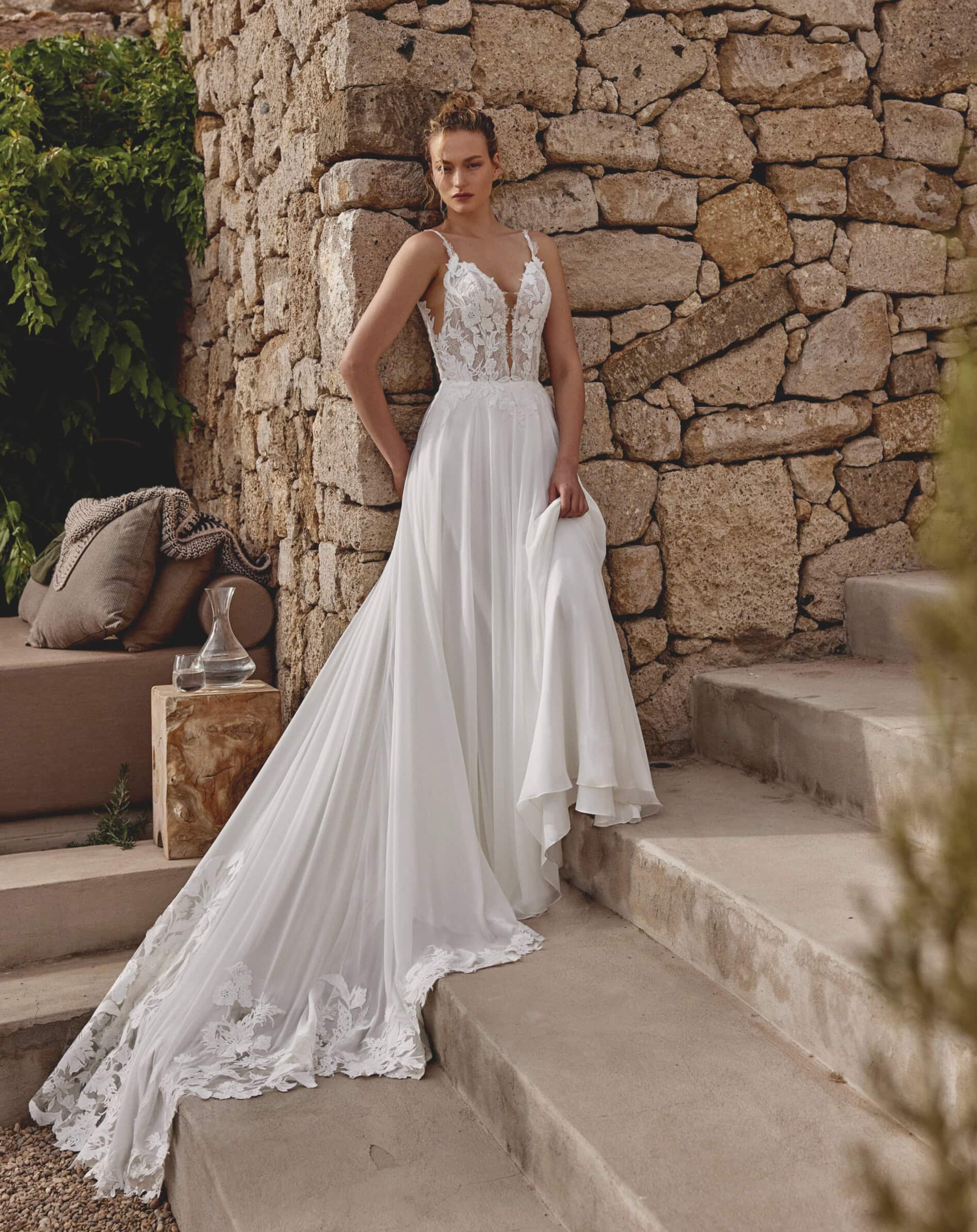 66363 face Justin Alexander robe de mariée A-line trapèze mousseline fluide décolleté V bretelles fines traîne boutique de robes de mariée Paris magasin de robes de mariée Nogent sur Marne