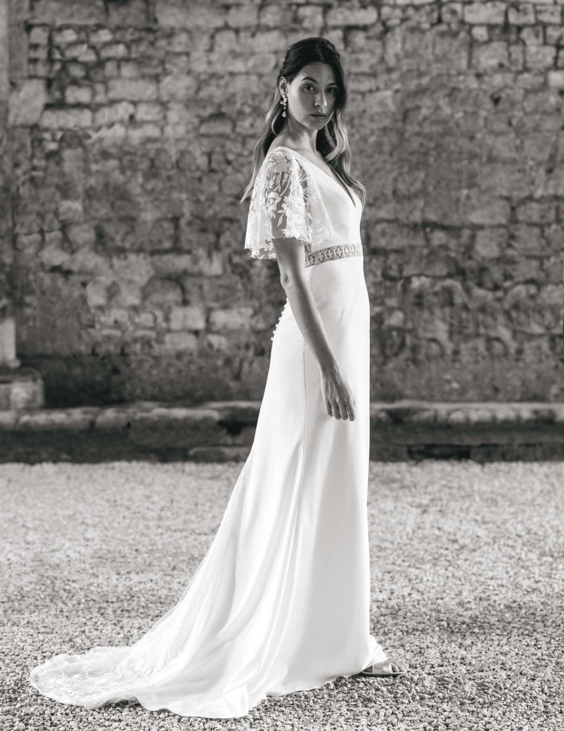 Agathe profil Lambert Créations robe de mariée fluide A-line mousseline dentelle manches courtes dentelle traîne bohème folk dos goutte dentelle magasin de robes de mariée Paris
