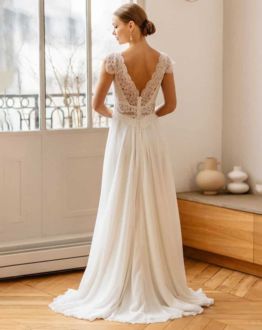 Nuit Caline dos Elsa Gary robe de mariée fluide A-line bohème simple épurée sobre top décolleté profond rond manchettes dentelle jupe mousseline magasin de robes de mariée Annecy