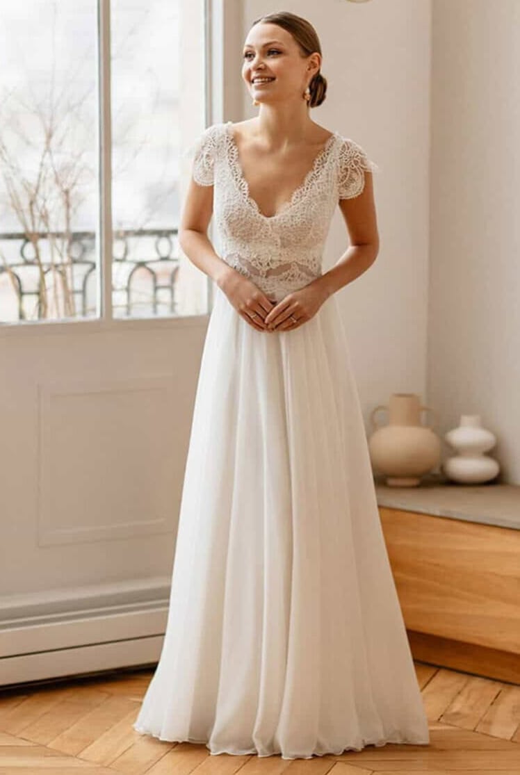 Nuit Caline face Elsa Gary robe de mariée fluide A-line bohème simple épurée sobre top décolleté profond rond manchettes dentelle jupe mousseline magasin de robes de mariée Annecy