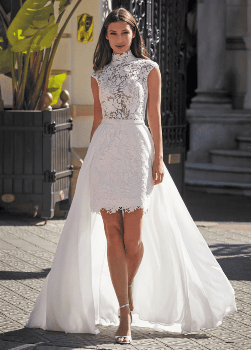 Jeune femme portant une robe de mariée blanche en dentelle avec traîne, en extérieur, style élégant et sophistiqué.