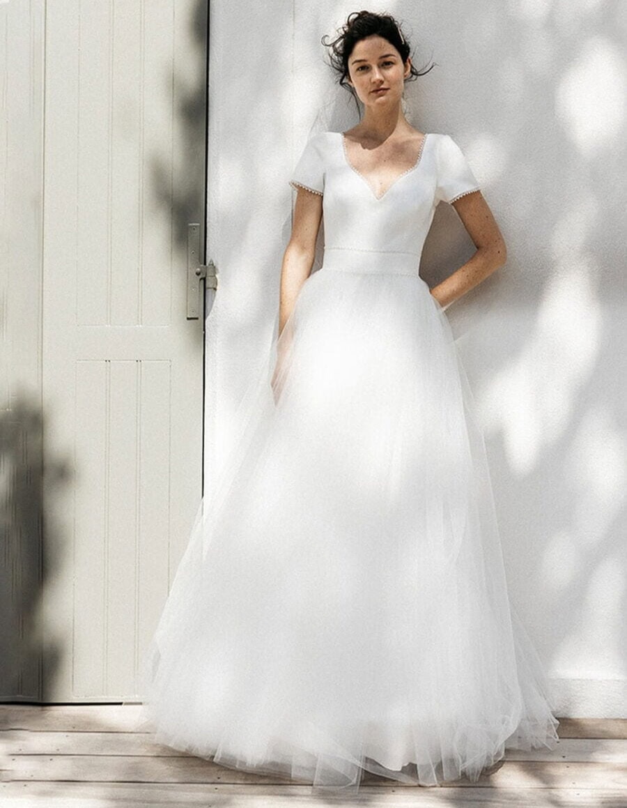 Tamja face Lambert Créations robe de mariée princesse top mousseline décolleté V manches courtes jupe tulle plat magasin de robes de mariée Annecy