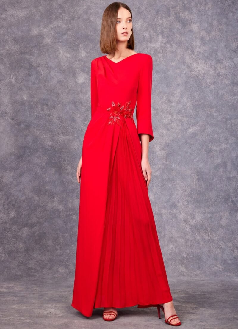 99500 face Carla Ruiz robe de soirée longue col V manches trois quart jupe asymétrique plissée robe maman des mariés magasin de robes de soirée Paris