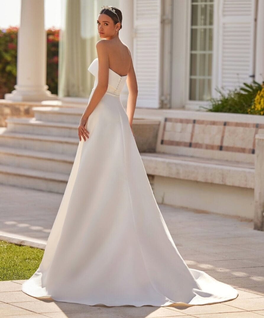 Eleonor dos Pronovias robe de mariée A-line avec surjupe robe bustier revers traîne ceinture fine magasin de robes de mariée Paris