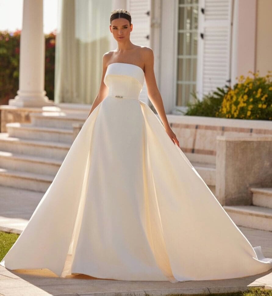 Eleonor face Pronovias robe de mariée A-line avec surjupe robe bustier revers traîne ceinture fine magasin de robes de mariée Paris
