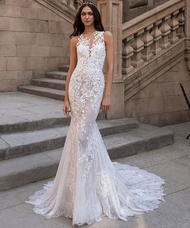 Hati face Pronovias robe de mariée sirène dentelle bustier coeur top transparence de dentelle traîne glamour sexy moulante boutique de robes de mariée Paris