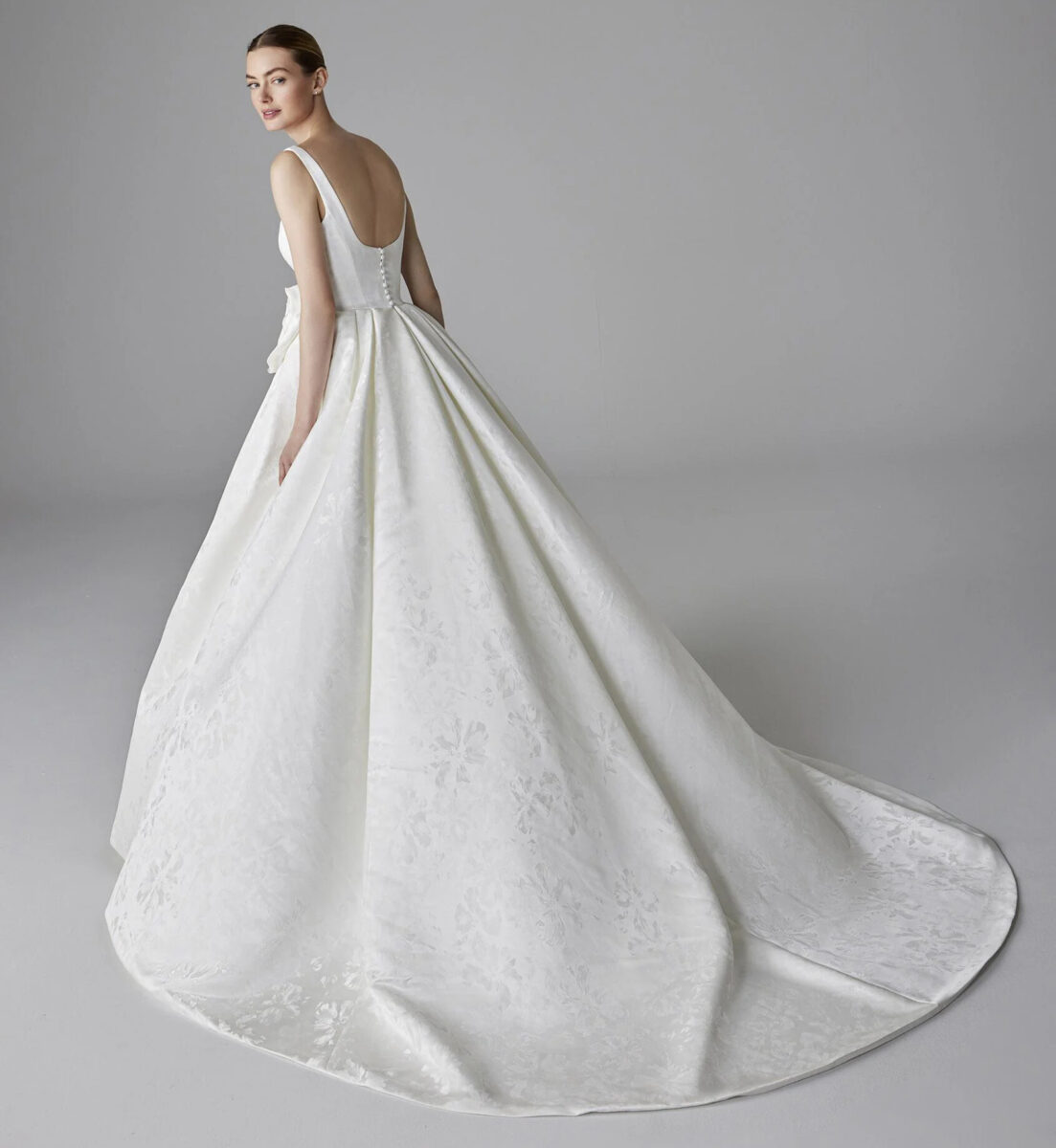 Julian dos Pronovias robe de mariée princesse bricard décolleté carré bretelles fleur taille jupe plis traîne magasin de robes de mariée Paris