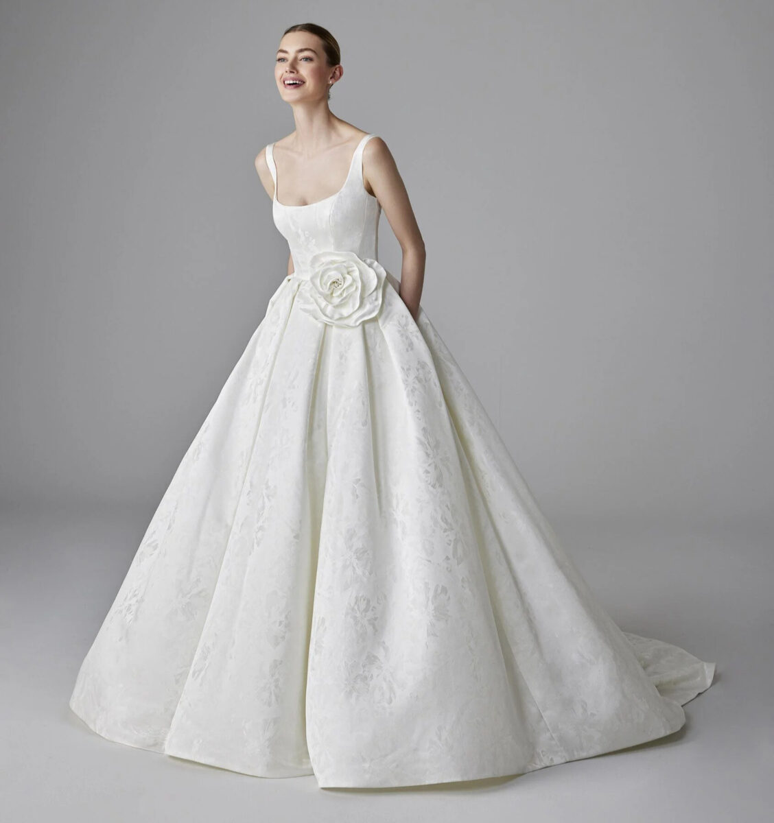 Julian face Pronovias robe de mariée princesse bricard décolleté carré bretelles fleur taille jupe plis traîne magasin de robes de mariée Paris