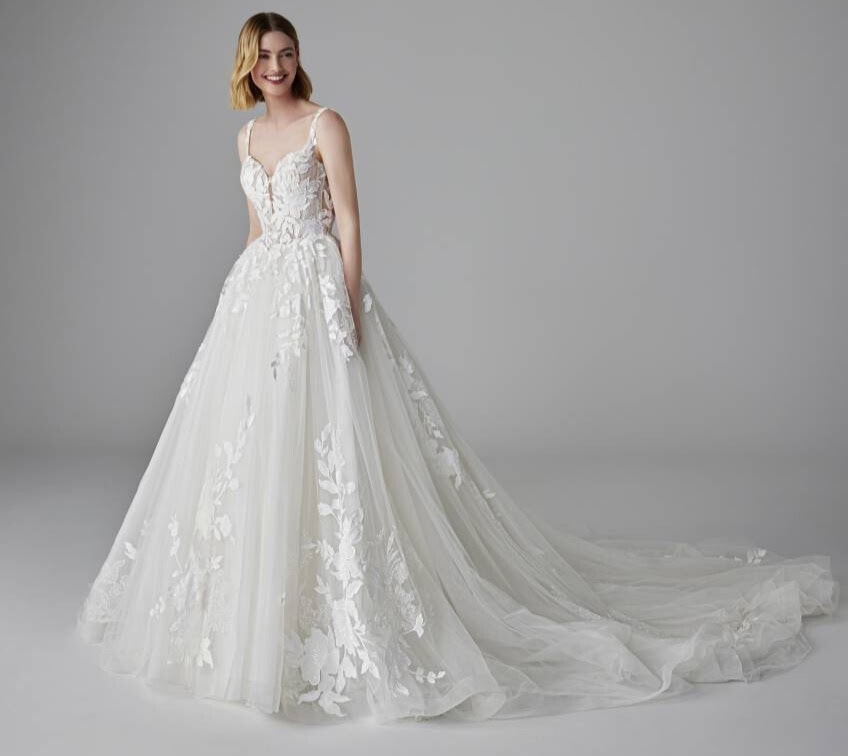 Kamerie face Pronovias robe de mariée princesse tulle dentelle top bustier coeur bretelles fine jupe tulle applications de dentelle traîne magasin de robes de mariée Paris