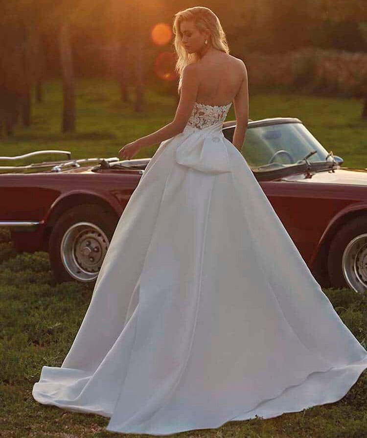 Napolis dos Pronovia robe de mariée princesse satin dentelle bustier asymétrique drapé jupe poches traîne boutique de robes de mariée Annecy