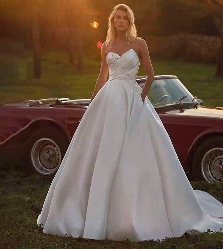 Napolis face Pronovia robe de mariée princesse satin dentelle bustier asymétrique drapé jupe poches traîne boutique de robes de mariée Annecy