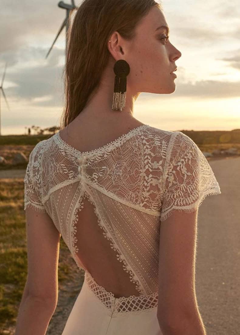 Nazare dos Rembo robe de mariée fluide boheme simple épurée top dentelle décolleté V manches courtes dentelle ceinture guipure jupe mousseline fendue avec pan de magasin de robes de mariée Paris