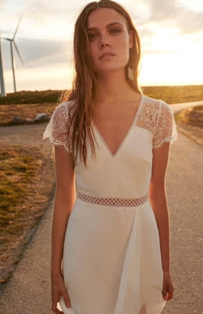 Nazare face Rembo robe de mariée fluide boheme simple épurée top dentelle décolleté V manches courtes dentelle ceinture guipure jupe mousseline fendue avec pan de magasin de robes de mariée Paris