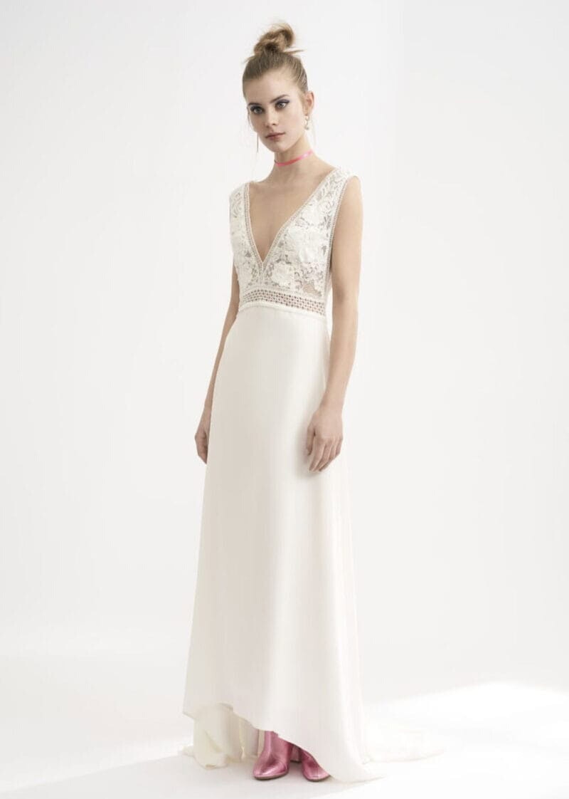 Noris face Rembo Atelier robes de mariée fluide top dentelle decolleté V jupe évasée crêpe traîne magasin de robes de mariée Nogent sur Marne